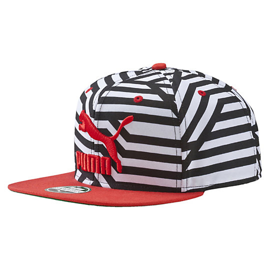 Кепка LS ColourBlock SnapBack Кепка LS ColourBlock SnapBackГоловные уборы<br>Кепка LS ColourBlock SnapBackЗавершите свой стильный и современный образ с одной из новых кепок от PUMA. Эта кепка создана в особенном дизайне с прямыми боковинами. Она удачно дополнит наряд в спортивном и городском стиле, а ее молодежный дизайн уже стал хитом как среди взрослых, так и среди подростков. Для регулирования размера предусмотрена двухрядная застежка, которая также обеспечит надежное крепление. Дизайн кепки доступен в разных вариациях. Коллекция: Весна - лето 2016. Плоский модный козырек с классической окантовкой зеленого цвета. Вышитый на передней части кепки логотип 3D PUMA Archive No.1. Специальная лента во внутренней части, впитывающая влагу. Обшивные мягкие люверсы. Двухрядная застежка для максимально точной регулировки размера.<br><br>size RU: Взрослый<br>gender: Unisex