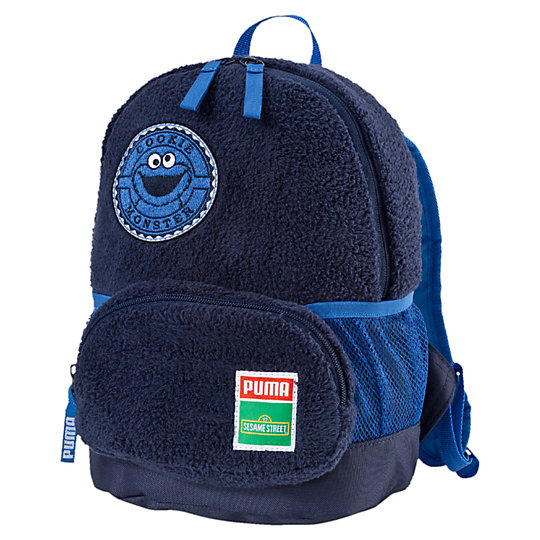 Рюкзак Sesame Street Small Backpack Рюкзак Sesame Street Small BackpackАксессуары<br>Рюкзак Sesame Street Small Backpack<br>Основное отделение с двухходовой молнией, передний карман на молнии, внутренний подвесной карман на молнии, эластичные сетчатые карманы по бокам, подкладка из полиэстера 150D с полиуретановой изнанкой, изогнутые регулируемые плечевые лямки со светоотражающими петлями с фирменным логотипом PUMA с силуэтом пумы, регулируемый нагрудный ремешок, мягкая набивная спинка, ручка из тесьмы для переноски, большой ярлычок с надписью PUMA в основном отделении, металлические язычки с тесьмой на молниях основного и верхнего отделения, металлический язычок с тесьмой с логотипом PUMA на молнии переднего кармана, символика PUMA.<br><br>Коллекция: Осень-зима 2016<br>Материал: 44% полиэстеровый мех, 28% полиэстер с полиуретановой изнанкой, 28% полиэстер с полиуретановой изнанкой<br>Размеры: 22 x 29 x 16 см (6 л) Цвета: синий, красный<br>Страна-производитель: Гонконг<br><br><br>size RU: OSFA<br>gender: Unisex
