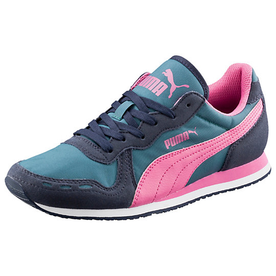 Кроссовки Cabana Racer Fun Кроссовки Cabana Racer FunКроссовки и кеды<br>Кроссовки Cabana Racer Fun<br>В 1985 году сочетание спортивной практичности и стиля стало входить в норму, ушли велюровые V-образные вырезы горловины, PUMA начала производить облегченную спортивную обувь для атлетов и бегунов. Модель Cabana Racer Fun создана для профессиональных бегунов, подошва имеет тонкое покрытие и мощную амортизацию, что позволяет усилить работу каждой мышцы. Эти кроссовки предназначены для бега по пересеченной местности и по трассе. Совмещение в модели Cabana Racer разных фактур, нейлона и замши, стало распространенным. Пару десятилетий назад это начали использовать.<br><br>Предусмотрены нейлоновые накладки для прочности и удобства<br>Мягкий задник обеспечивает комфорт<br>Подошва EVA повышает амортизацию, гибкость и снижает вес<br>Резиновая подошва высокого качества обеспечивает оптимальное сцепление<br><br><br>size RU: 37.5<br>gender: Male