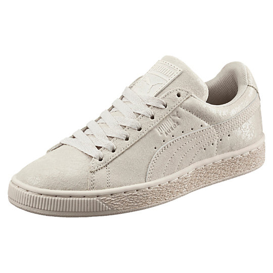 Кроссовки Suede Remaster Wns Кроссовки Suede Remaster WnsКроссовки и кеды<br>Кроссовки Suede Remaster Wns<br>Кроссовки Puma Suede являются иконой стиля вот уже долгое время. В 60-е годы ХХ века они использовались как баскетбольные разминочные кроссовки, а в 90-е годы, с пришествием хип-хоп культуры, их носили звезды разных поколений, способствуя росту их популярности. И мы не остаемся в стороне и продолжаем совершенствовать давно полюбившуюся нам классику. В версии этого сезона Suede Remaster Wns натуральная замша обработана специальным образом, имитируя эффект потрескавшейся краски, эффектно представляя Suede в новом свете.<br><br>Коллекция: Осень-зима 2016<br>Материал верха: Замша<br>Материал подошвы: Резина<br>Вставки цвета металлик<br>Идеальная посадка<br>Фирменный логотип PUMA Formstrip с обеих сторон<br>Этикетка с логотипом PUMA на язычке, логотип PUMA цвета металлик на заднике<br>Страна-производитель: Тайвань<br><br><br>size RU: 38<br>gender: Female