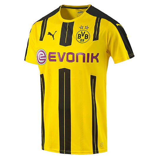 Футболка BVB Home Replica Shirt Футболка BVB Home Replica ShirtФутболки и майки<br>Футболка BVB Home Replica Shirt <br>Игроки «Боруссия» Дортмунд» носят желтое и черное. Никаких других цветов. В этой же гамме выполнены «домашние» футболки для сезона 2016–2017. Графика с новым шрифтом PUMA спереди, нанесенная методом сублимированной печати, говорит с фанатами на знакомом языке. История и индивидуальность клуба воплощены в каждой модели официальной лицензированной коллекции футбольной одежды PUMA, которую с гордостью носят как фанаты, так и игроки — на матчах и на отдыхе. Высокотехнологичные материалы выводят влагу наружу, сохраняя сухость и комфорт во время тренировки.<br><br>Коллекция: Осень-зима 2016<br>Состав: 100% полиэстер; финальная влагоотводящая обработка на основе биотехнологий<br><br><br>color: желтый<br>size RU: 50-52<br>gender: Male