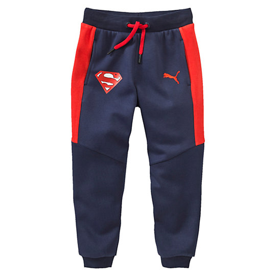 Брюки Superman Pants Брюки Superman PantsОдежда<br>Брюки Superman Pants<br>Брюки от Puma прекрасно подойдут как тем, кто хочет понежиться дома, так и тем, кого зовут уличные приключения.<br><br>Коллекция: Осень-зима 2016<br>Состав: 66% хлопок, 34% полиэстер<br>Эластичный рельефный пояс со шнурком<br>Эластичная рельефная отделка у щиколоток<br>Боковые карманы<br>Страна-производитель: Бангладеш<br><br><br>size RU: 104<br>gender: Boys