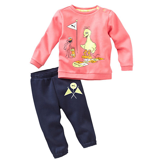 Костюм Sesame Street Jogger Костюм Sesame Street JoggerОдежда<br>Спортивный костюм Sesame Jogger<br>Играть станет еще интереснее в костюме для бега из двух вещей от PUMA и «Улицы Сезам».<br><br>Коллекция: Осень-зима 2016<br>Состав: 66% хлопок, 34% полиэстер<br>Пуговицы по левой стороне воротника<br>Эластичная рельефная отделка для лучшей посадки по фигуре<br>Страна-производитель: Бангладеш<br><br><br>size RU: 104<br>gender: Unisex